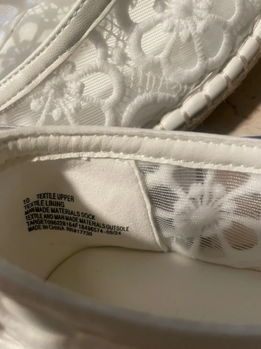 Universal Thread Women’s White Flower Lace Mary Jane Shoes Size 10